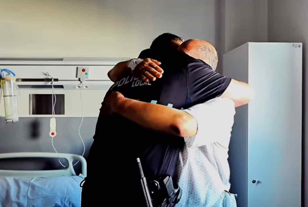 Abrazo entre el policía local de Toledo y el paciente al que salvó la vida.