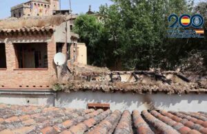 Imagen de la vivienda con el techo colapsado por el incendio.