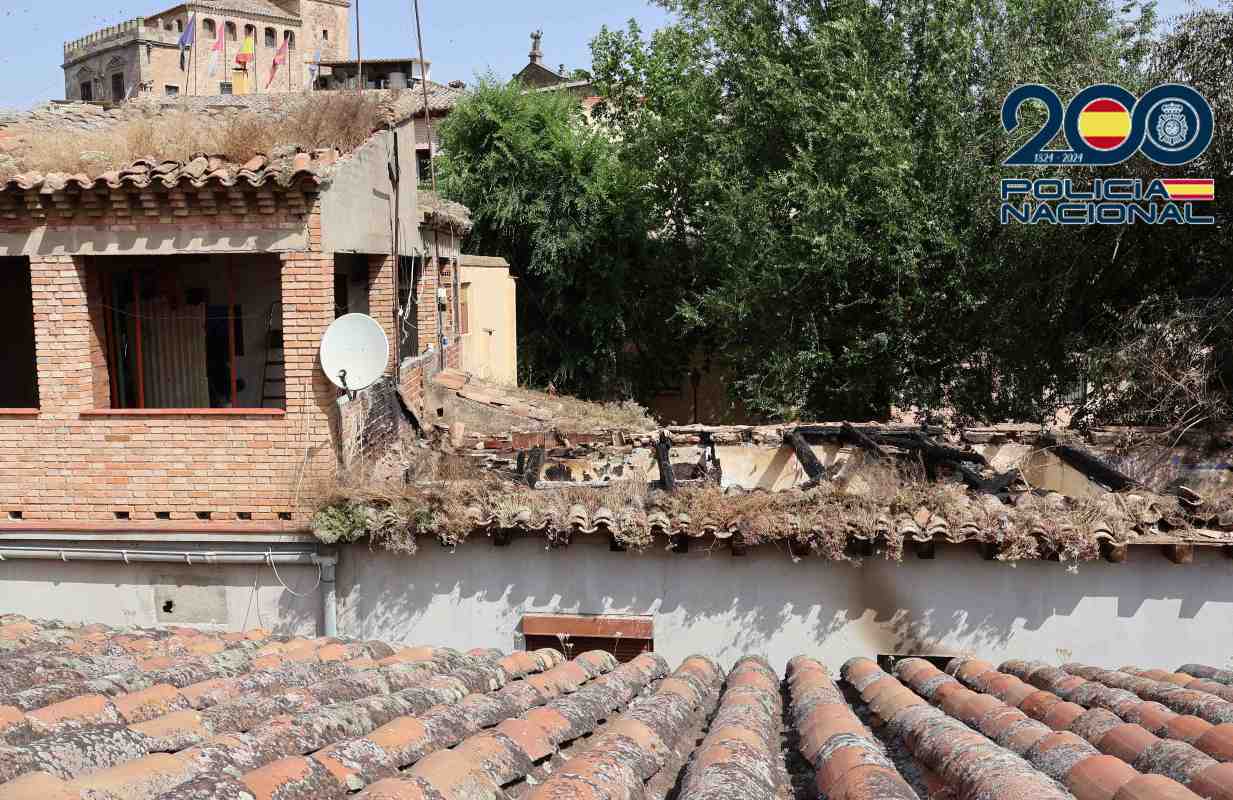 Imagen de la vivienda con el techo colapsado por el incendio.