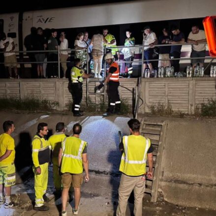 Momento en el que personal municipal de Pantoja (Toledo) ayuda a bajar del tren a los viajeros. Foto: Ayuntamiento de Pantoja.