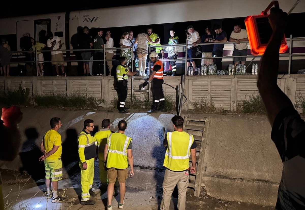 Momento en el que personal municipal de Pantoja (Toledo) ayuda a bajar del tren a los viajeros. Foto: Ayuntamiento de Pantoja.