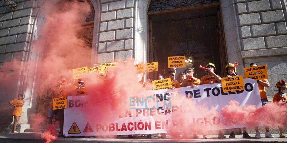 Concentración de los bomberos del Consorcio de Toledo a las puertas de la Diputación. Foto: Rebeca Arango.