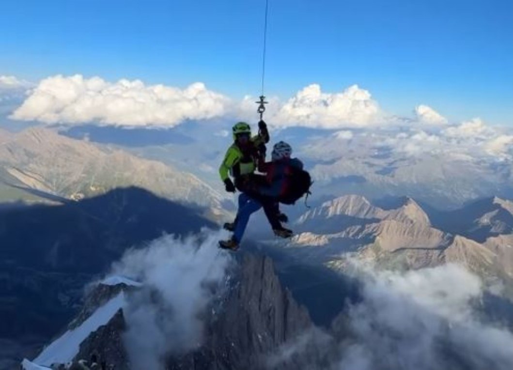 Momento del rescate, en helicóptero, de Javier y Álex, cuando escalaban el Montblanc.