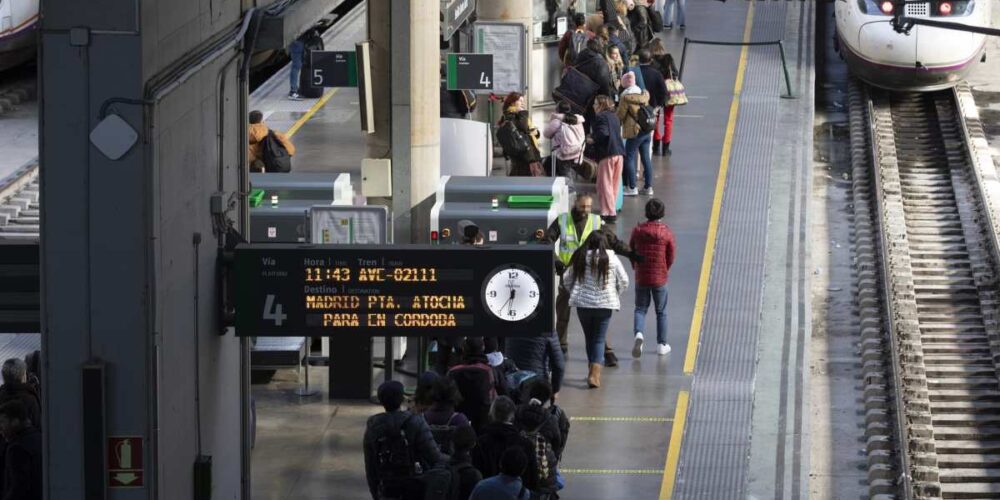 Pasajeros en la estación ferroviaria de Santa Justa. Foto: EP (archivo).