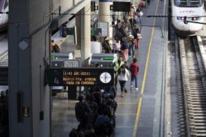 Pasajeros en la estación ferroviaria de Santa Justa. Foto: EP (archivo).