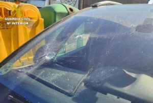 Imagen de uno de los coches dañados.