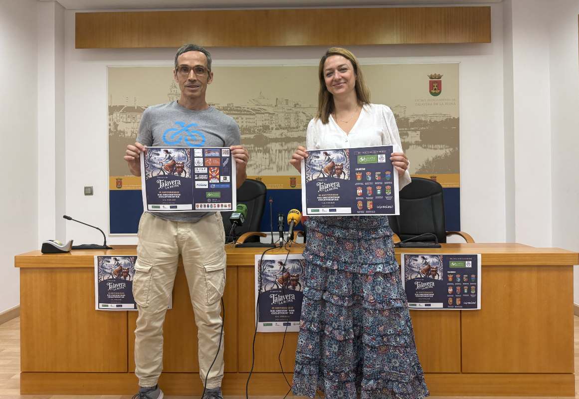 La concejala de turismo, Gelen Delgado, y Miguel Ruiz, miembro de la asociación organizadora ConBici y de Talavera Bikexperience