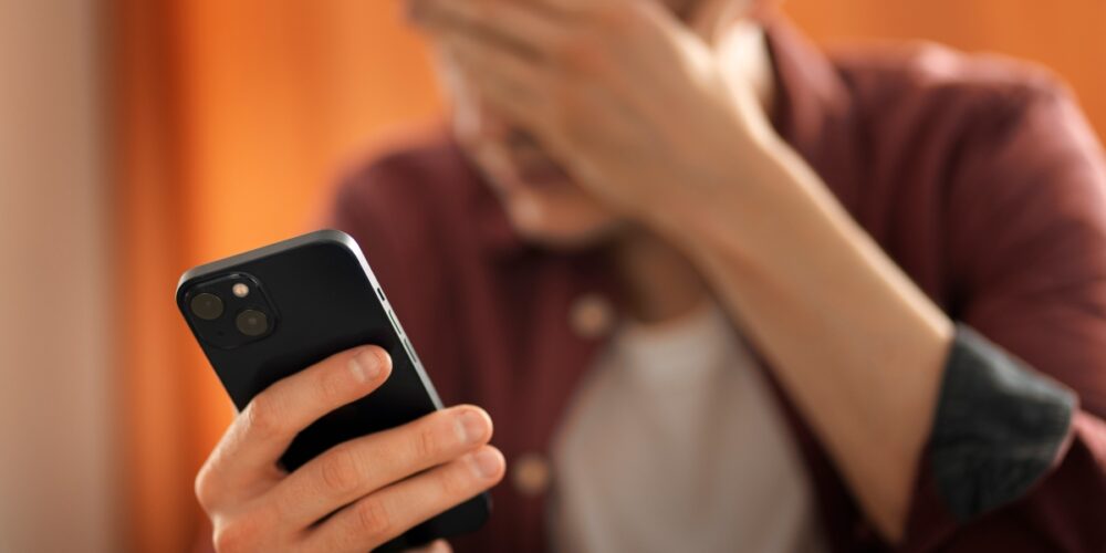 Hombre con teléfono móvil. Imagen: Freepik