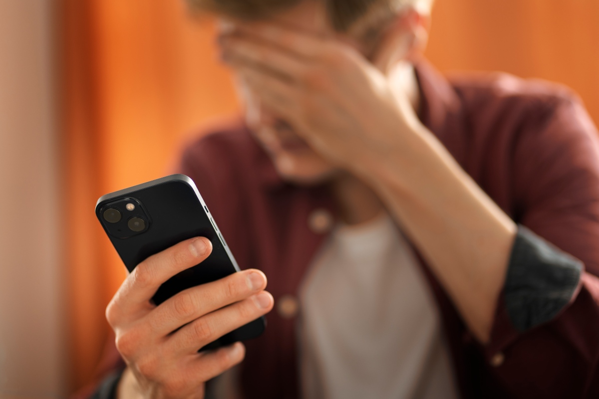 Hombre con teléfono móvil. Imagen: Freepik