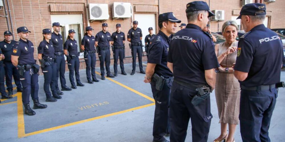 La delegada del Gobierno en Castilla-La Mancha, Milagros Tolón, junto con agentes de prácticas la Policía Nacional