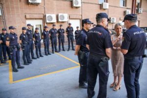 La delegada del Gobierno en Castilla-La Mancha, Milagros Tolón, junto con agentes de prácticas la Policía Nacional