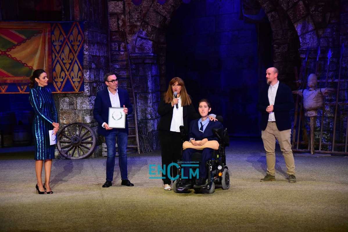 El brillante alumno y su abnegada madre recibieron uno de los Premios Excelentes de 2022 por su soberbio ejemplo. Foto: Rebeca Arango.