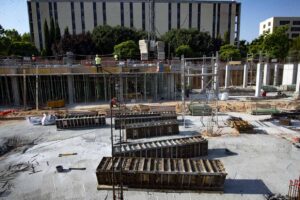 Imagen de las obras de las viviendas en la calle Río Cabriel. Foto: Rebeca Arango.