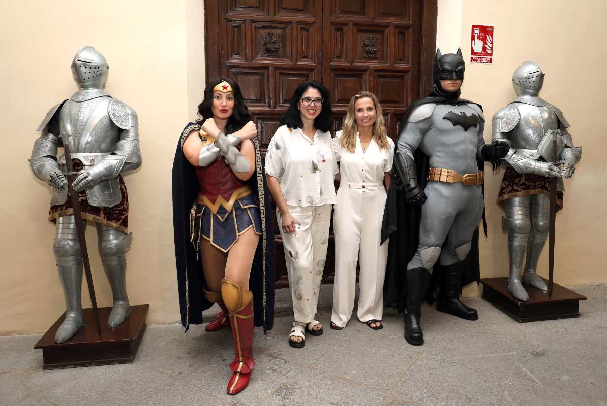 Marisol Illescas, entre Batman y Wonder Woman.