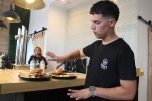 El chef con dos de sus creaciones