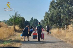 Los agentes colaborando en la evacuación del tren