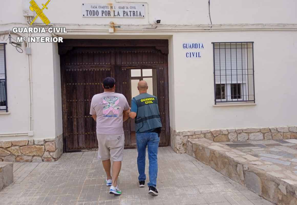 El ciudadano rumano, en el momento de ser llevado al cuartel de la Guardia Civil.
