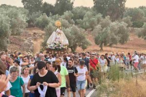 Traslado de la Virgen desde su ermita hasta el municipio, donde se produce la tradicional puja para llevar la imagen el 8 de septiembre. Foto de Carlos Barraquete.