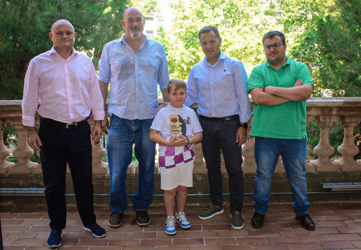 Adrián del Rey fue recibido y felicitado por el alcalde, Manuel Serrano.