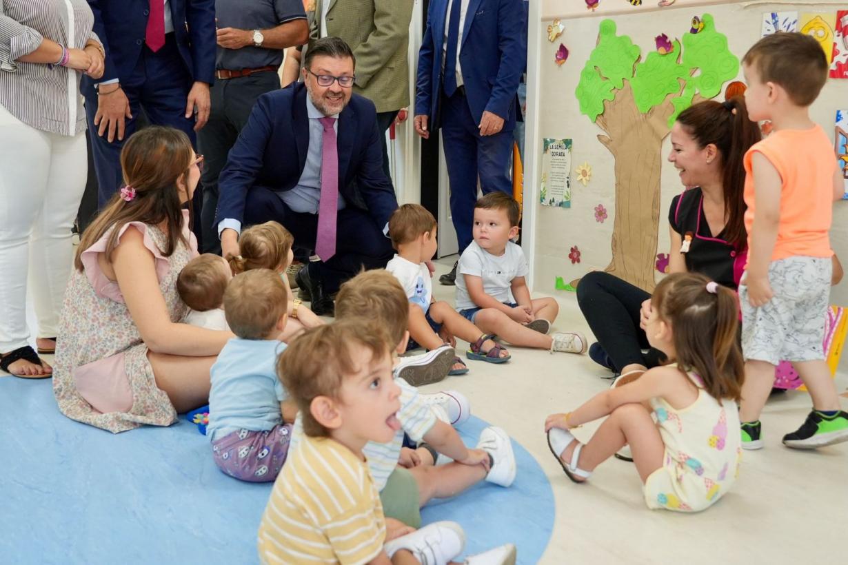 El consejero Amador Pastor, con alumnos y alumnas de Educación Infantil.
