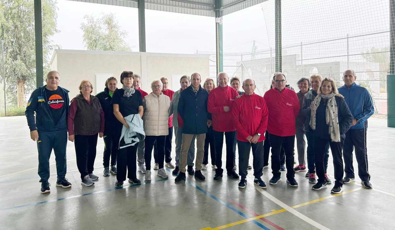 Daniel Arias (en el centro), con mayores en una foto de archivo.