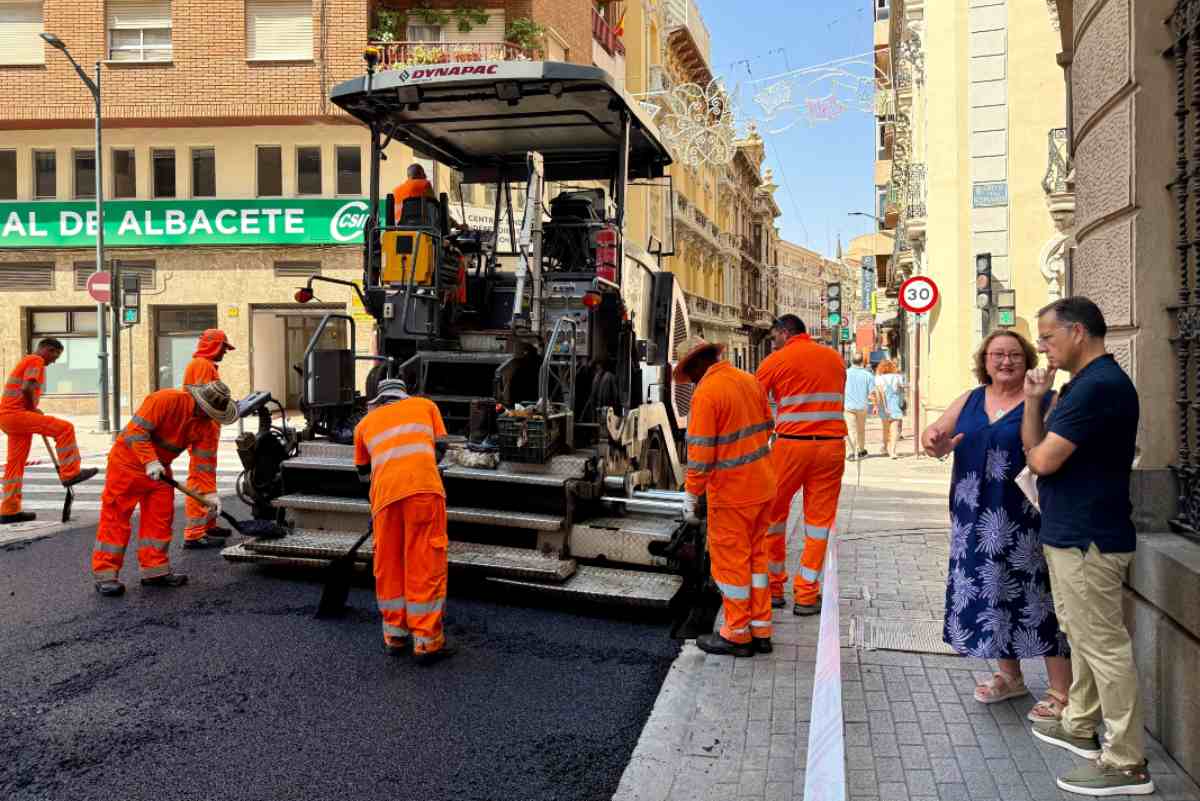 Manuel Serrano durante su visita a la obra de asfaltado de la calle Feria.