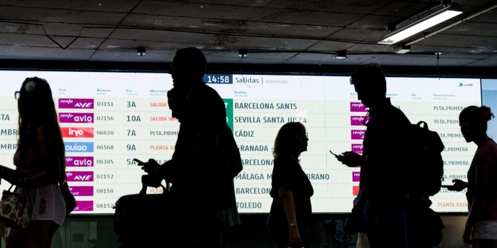 Decenas de personas en la estación de trenes Puerta de Atocha-Almudena Grandes - Carlos Luján - Europa Press