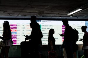 Decenas de personas en la estación de trenes Puerta de Atocha-Almudena Grandes - Carlos Luján - Europa Press