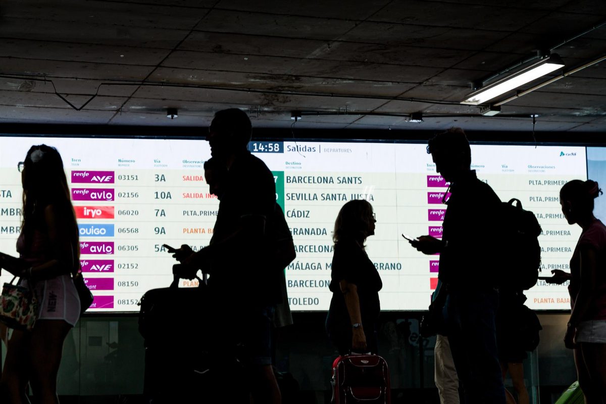 Decenas de personas en la estación de trenes Puerta de Atocha-Almudena Grandes - Carlos Luján - Europa Press