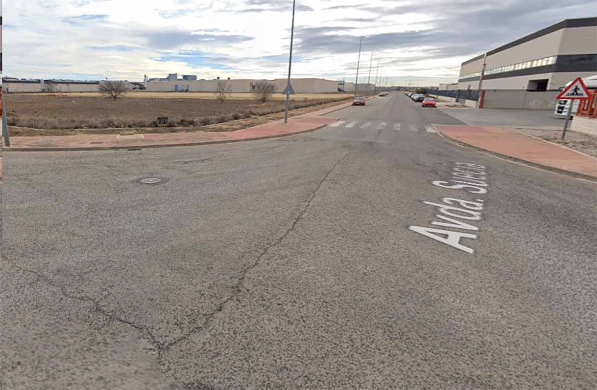 El aviso del accidente laboral se ha producido sobre las 12:53 horas en un almacén ubicado en la avenida de Suecia,
