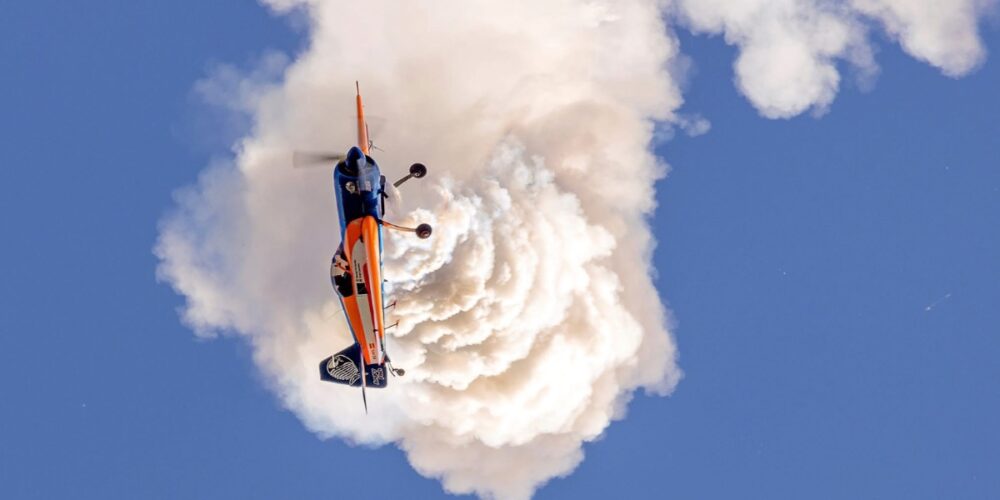 Una avioneta realizando un vuelo acrobático. Foto: Martinho Morouco