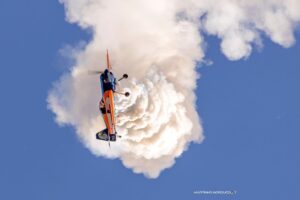 Una avioneta realizando un vuelo acrobático. Foto: Martinho Morouco