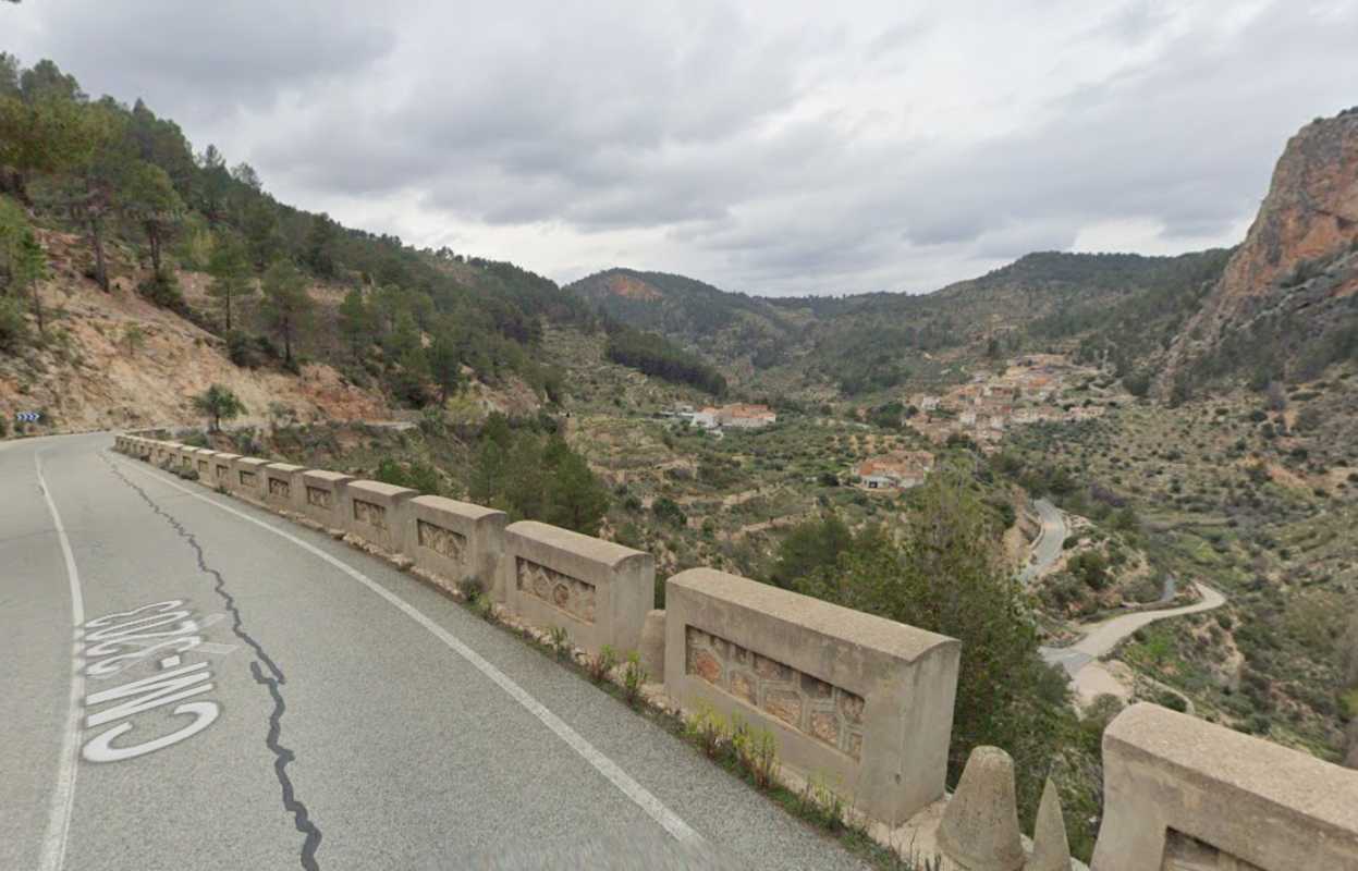 Imagen de la carretera junto a la que se ha producido el accidente laboral en una pedanía de Ayna.