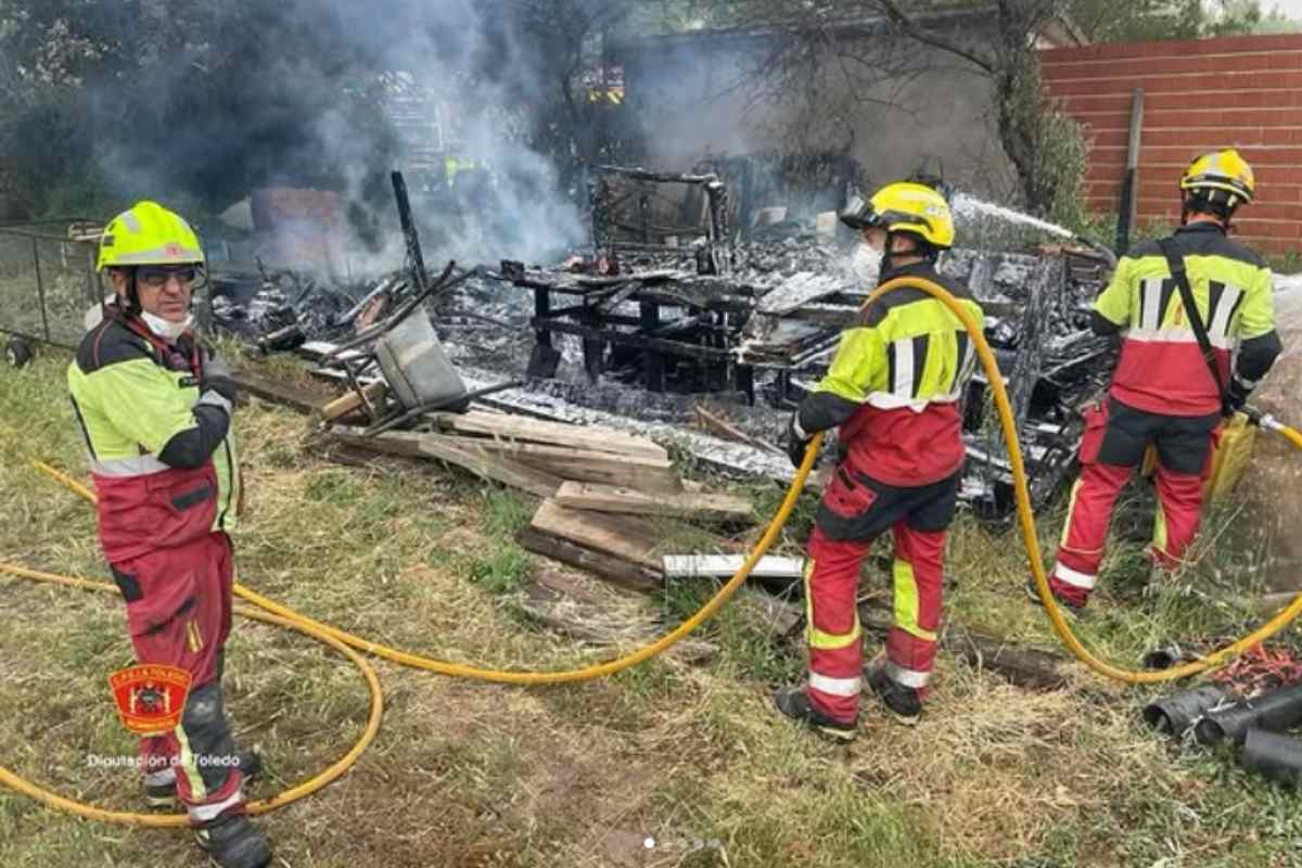 Bomberos del Cpeis de Toledo interviniendo en un incendio en La Puebla de Almoradiel.