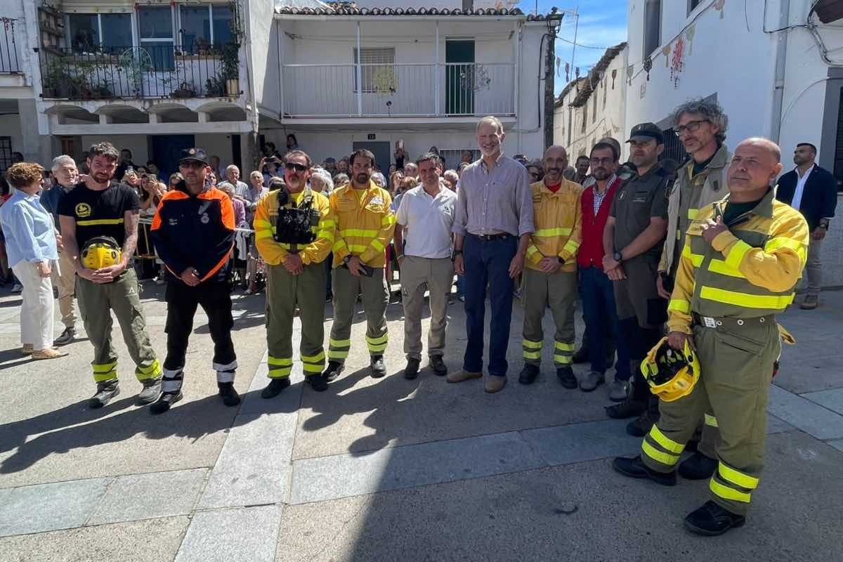Page, «orgulloso» del trabajo de los bomberos forestales de Castilla