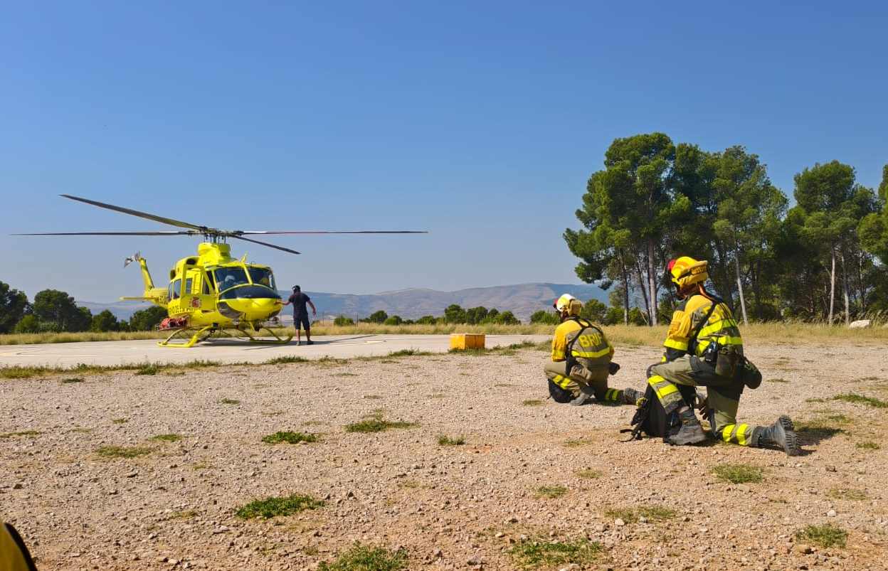 Trabajadores de las BRIF pertenecientes al Ministerio en el incendio de Navalmoralejo (Toledo).
