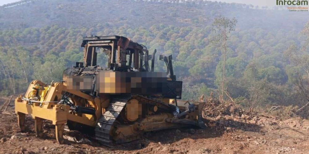 Imagen del bulldozer del Plan Infocam calcinado por las llamas de un incendio en Extremadura.