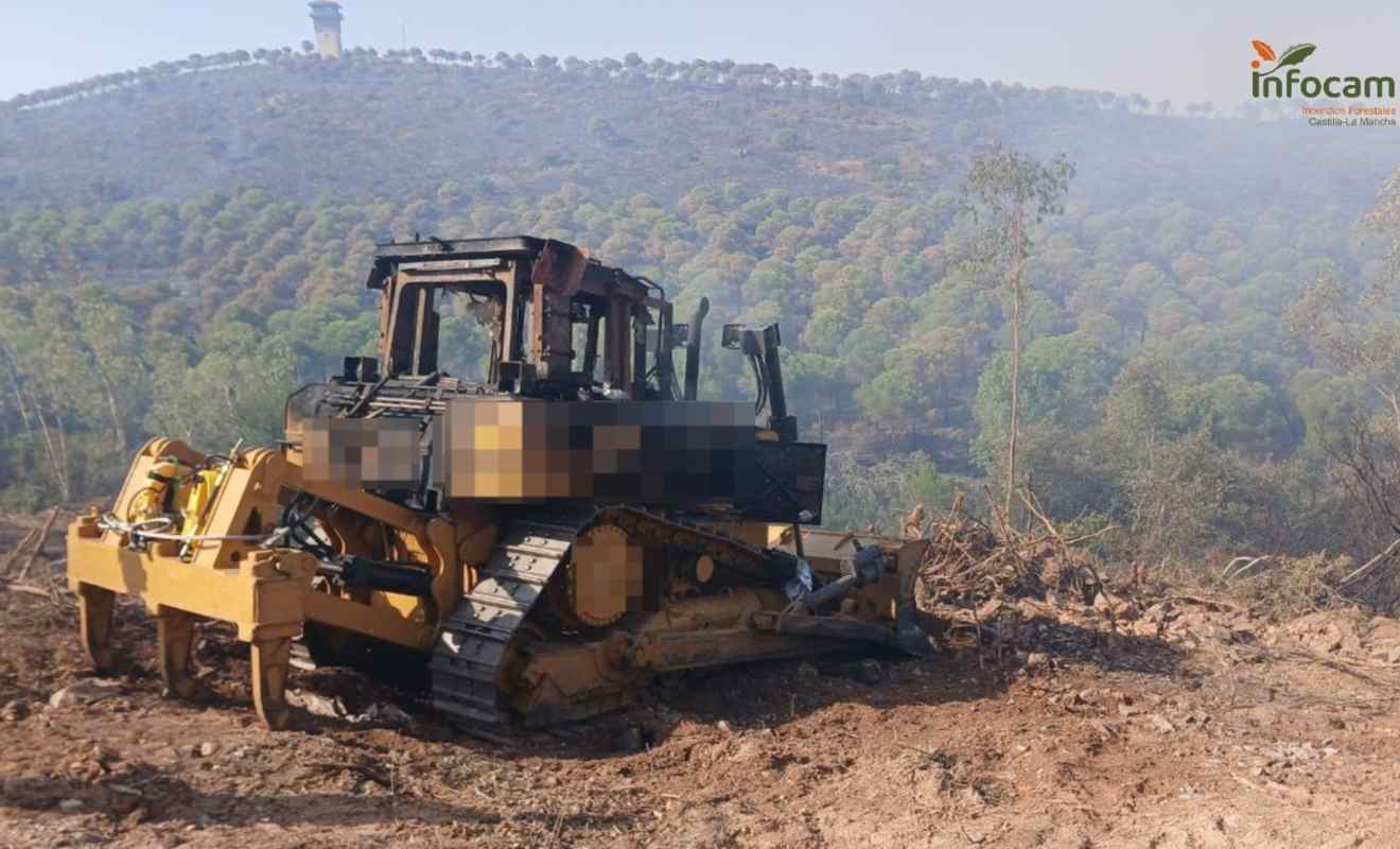 Imagen del bulldozer del Plan Infocam calcinado por las llamas de un incendio en Extremadura.