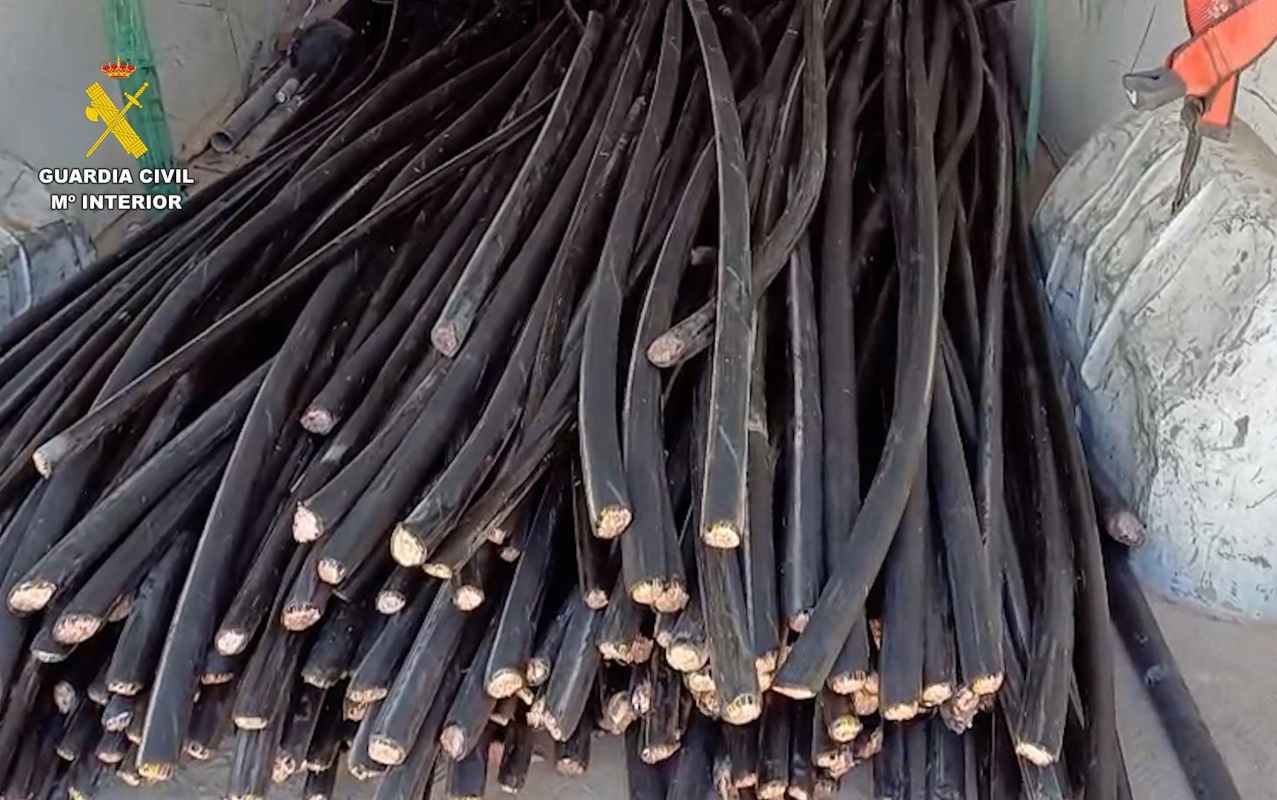 Parte de cable de cobre incautado a los presuntos ladrones.