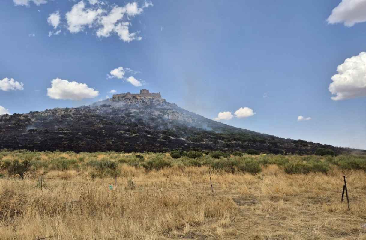 Incendio a los pies del castillo de Calatrava la Nueva.