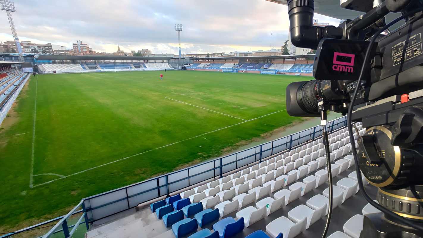 Una cámara de CMM, en el estadio municipal el Prado, donde juega el CF Talavera.