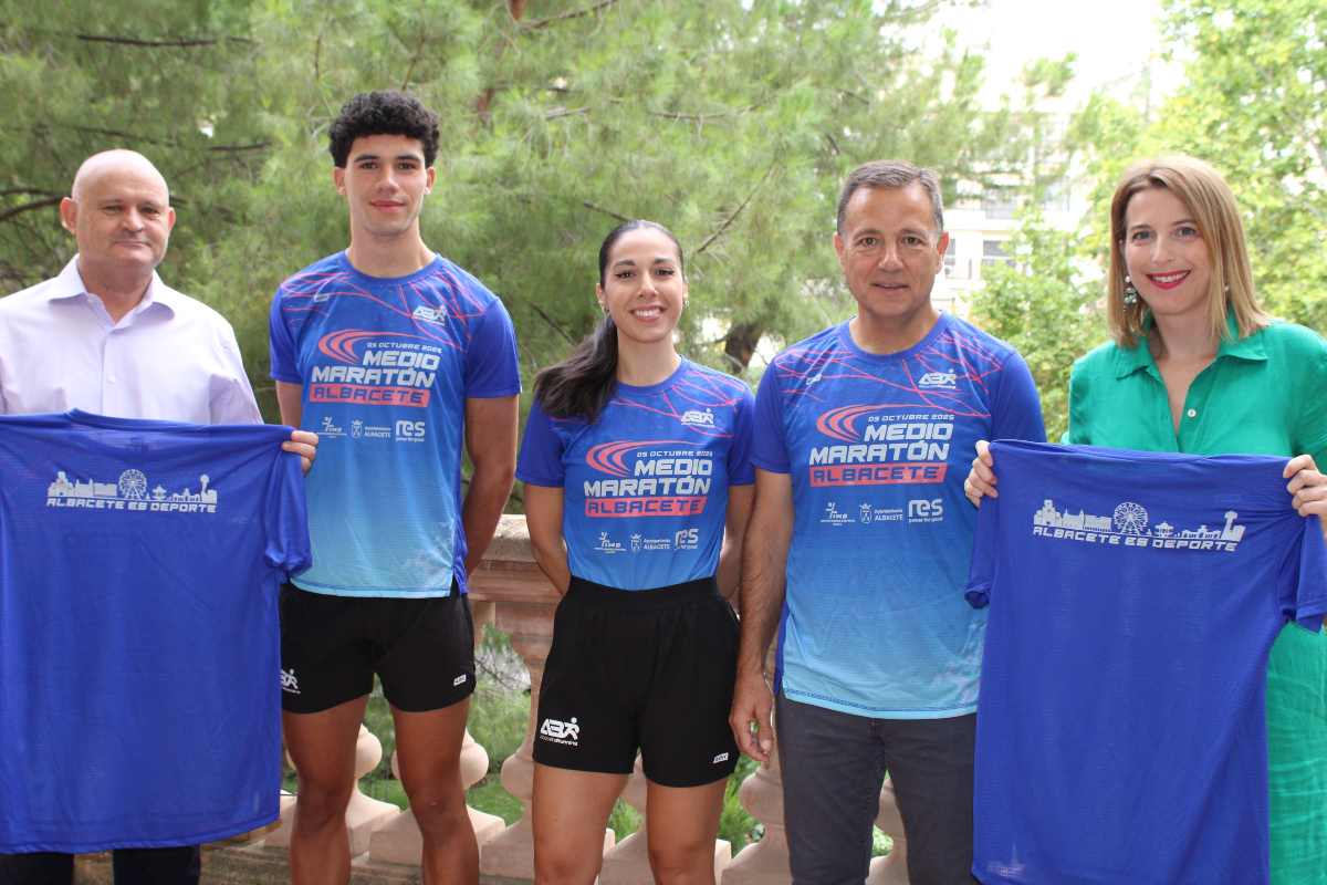 Manuel Serrano (segundo por la derecha) presentó la camiseta del Medio Maratón de Albacete.