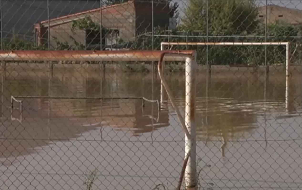 Campo de fútbol de Navas de Jorquera (Albacete) anhegado por las lluvias de este martes. Foto: CMM.