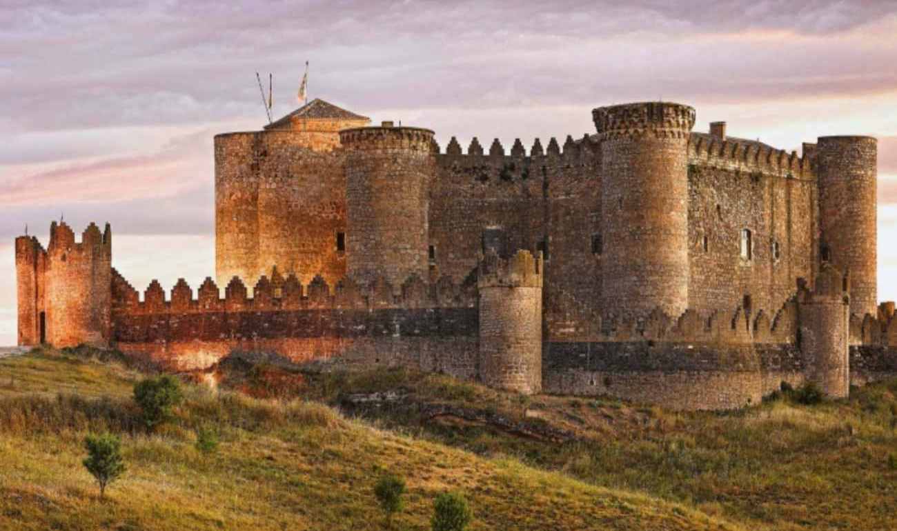Imagen del majestuoso Castillo de Belmonte, escenario de un amor de película.