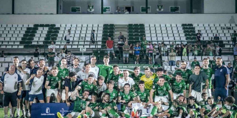 Jugadores y técnicos del Toledo festejaron el triunfo como se merecía. Foto: CD Toledo.