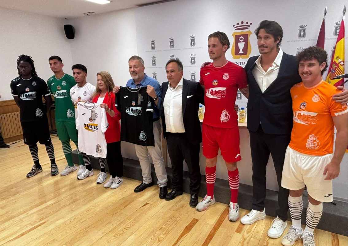 Presentación de las nuevas camisetas de la UB Conquense..