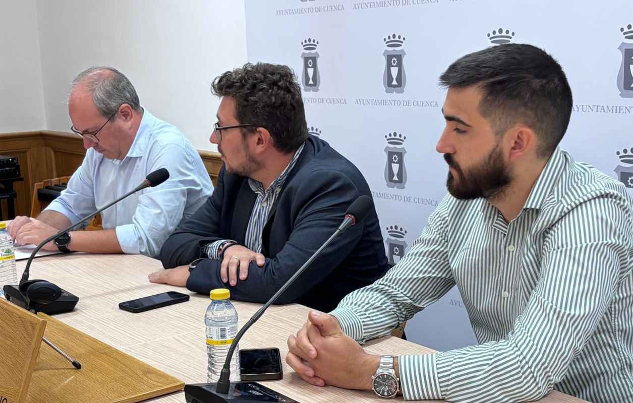 El concejal de Urbanismo, Adrián Martínez, presentó las novedades del bus en Cuenca.