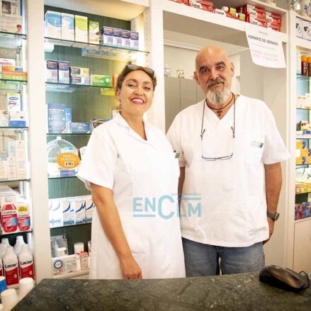 María Irene, junto a Hugo, empleado veterano en la farmacia. Foto: Rebeca Arango.