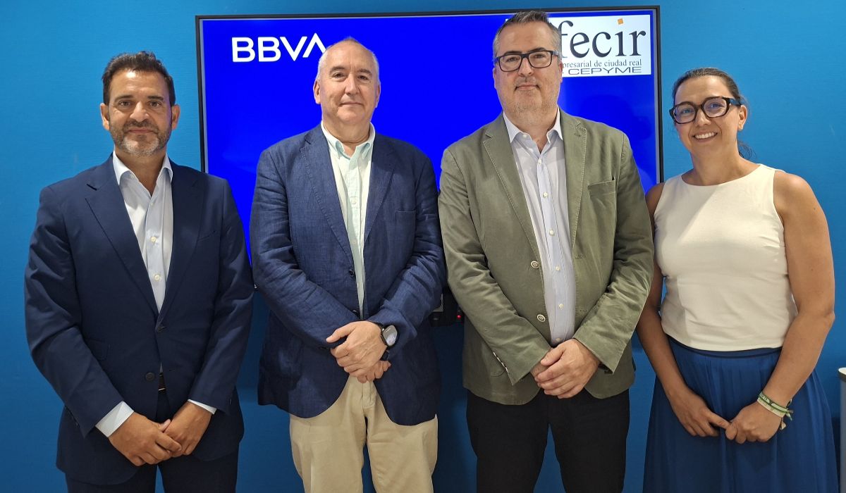 Firma de convenio entre BBVA y Fecir.