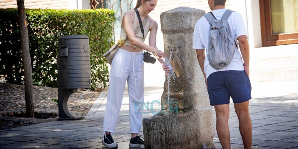 Ciudadanos se refrescan en una fuente para vencer al calor. Foto: Rebeca Arango.